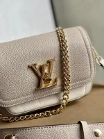 Louis Vuitton Lockme Tender 斜背包 | 粒面小牛皮 | 可拆式雙肩帶設計：圖片 4
