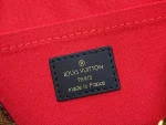 Louis Vuitton OnTheGo East West Chain 包包 - 經典Monogram Giant與多用途設計：圖片 10