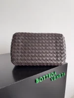 BottegaVeneta大號Intrecciato編織巧克力棕羊皮革肩背包：圖片 3