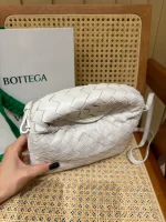迷你Intrecciato編織白色牛皮革斜挎包：圖片 3