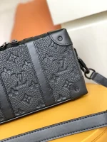路易威登Soft Trunk Monogram壓花皮革斜挎錢包：圖片 3