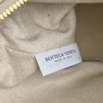 BottegaVenetaIntrecciato淡奶油糖色編織皮革斜挎包：圖片 10
