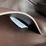 巧克力棕羊皮革斜挎包：圖片 10