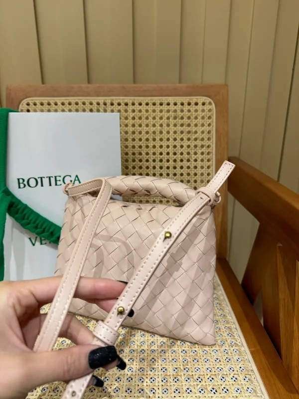 BottegaVeneta迷你Intrecciato編織蓮花粉斜挎包：圖片 6