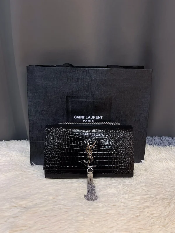 SAINT LAURENT KATE 鱷魚壓紋絨球寶石手袋：圖片 2