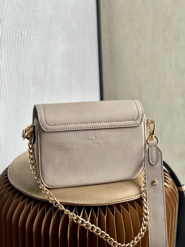 Louis Vuitton Lockme Tender 斜背包 | 粒面小牛皮 | 可拆式雙肩帶設計：圖片 9