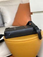 路易威登Soft Trunk Monogram壓花皮革斜挎錢包：圖片 8