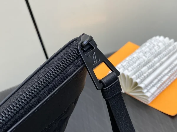 LV Pochette Voyage Souple 手拿包 | Monogram Shadow 小牛皮 旅行收納包：圖片 6
