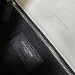LOULOU經典迷你PUFFER手袋 | 納帕羊皮V紋絎縫設計：圖片 9