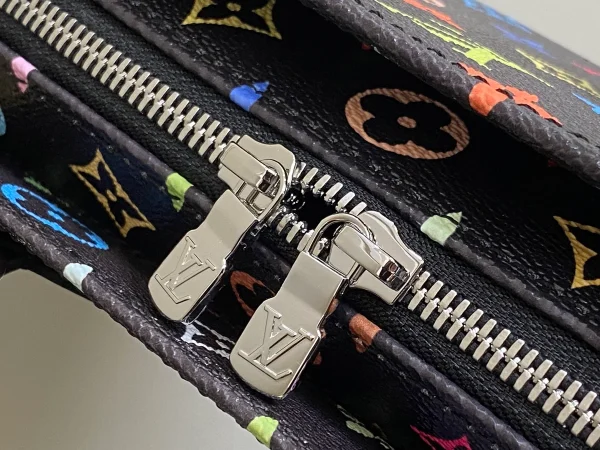 LV x TM OnTheGo East West Chain 彩虹Monogram塗層帆布包包：圖片 9