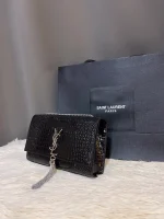 SAINT LAURENT KATE 鱷魚壓紋絨球寶石手袋：圖片 10