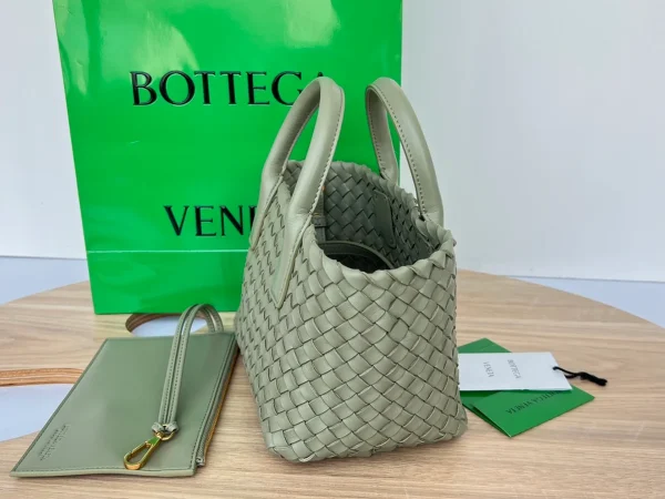 BottegaVeneta洞石色Intreccio編織迷你托特手袋：圖片 3