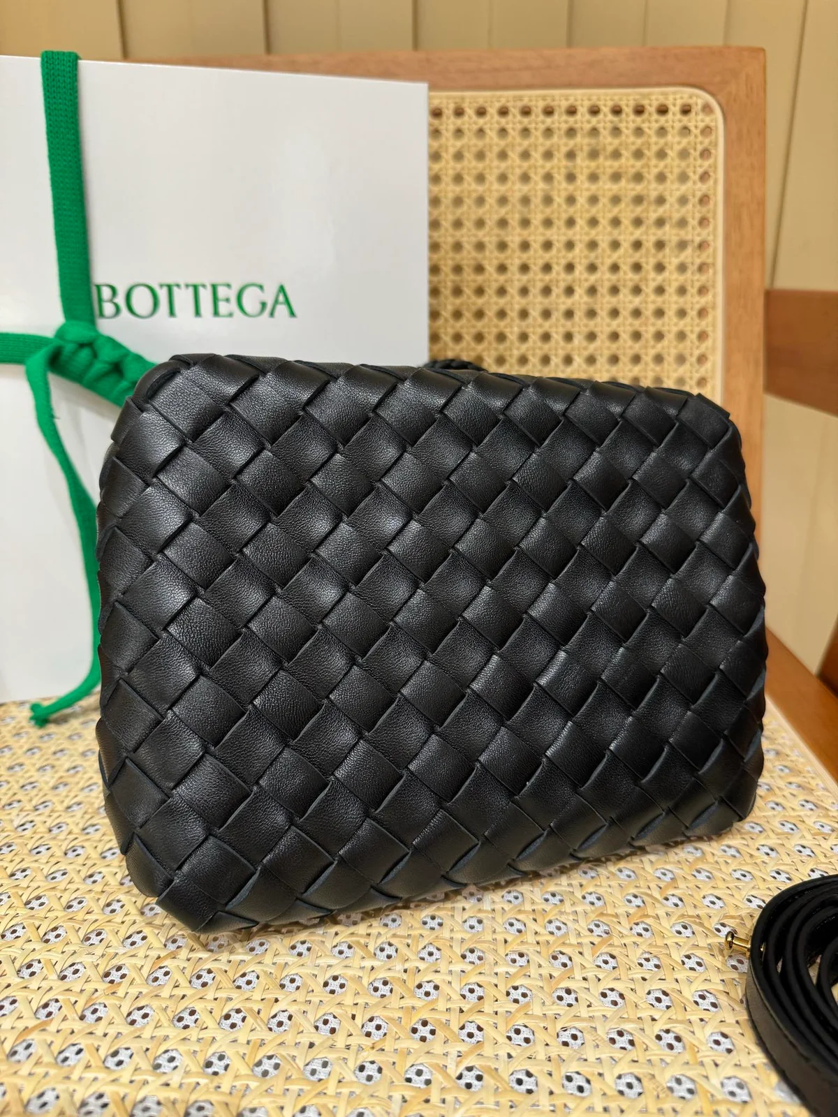 BottegaVenetaIntrecciato編織小號黑色羊皮革斜挎包 7 BottegaVenetaIntrecciato編織小號黑色羊皮革斜挎包