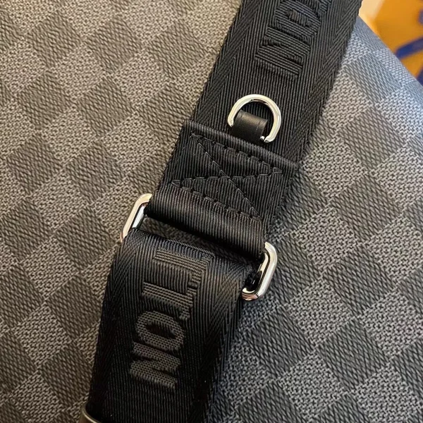 Louis Vuitton District PM 郵差包 - Damier Graphite 經典重塑：圖片 7