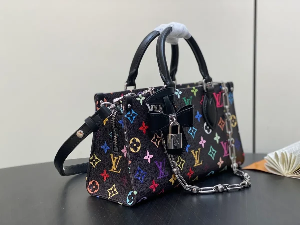 LV x TM OnTheGo East West Chain 彩虹Monogram塗層帆布包包：圖片 3