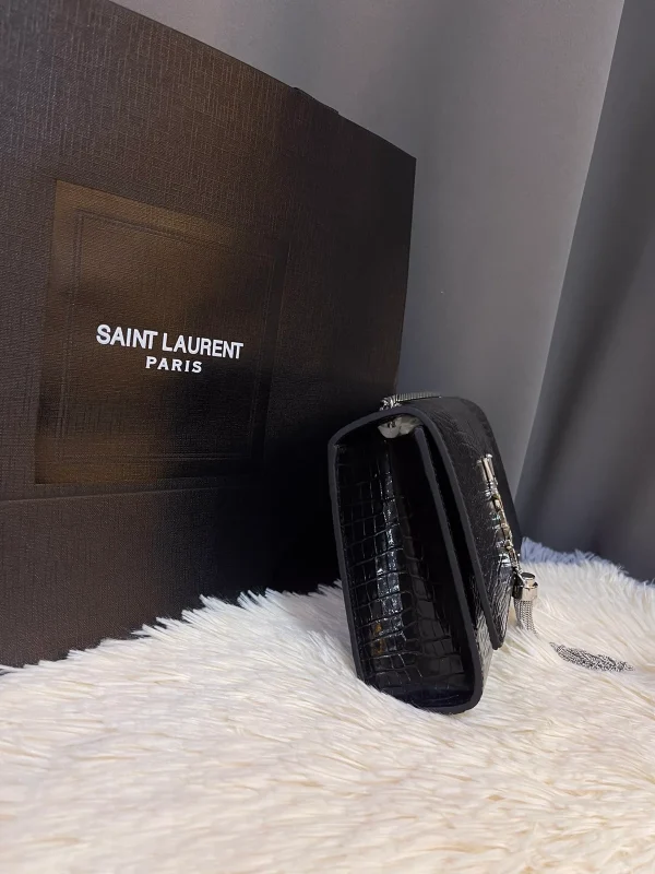 SAINT LAURENT KATE 鱷魚壓紋絨球寶石手袋：圖片 3