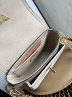 Louis Vuitton Lockme Tender 斜背包 | 粒面小牛皮 | 可拆式雙肩帶設計：圖片 6