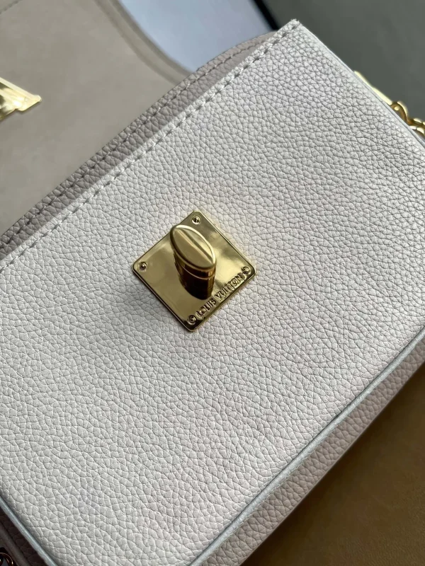Louis Vuitton Lockme Tender 斜背包 | 粒面小牛皮 | 可拆式雙肩帶設計：圖片 8