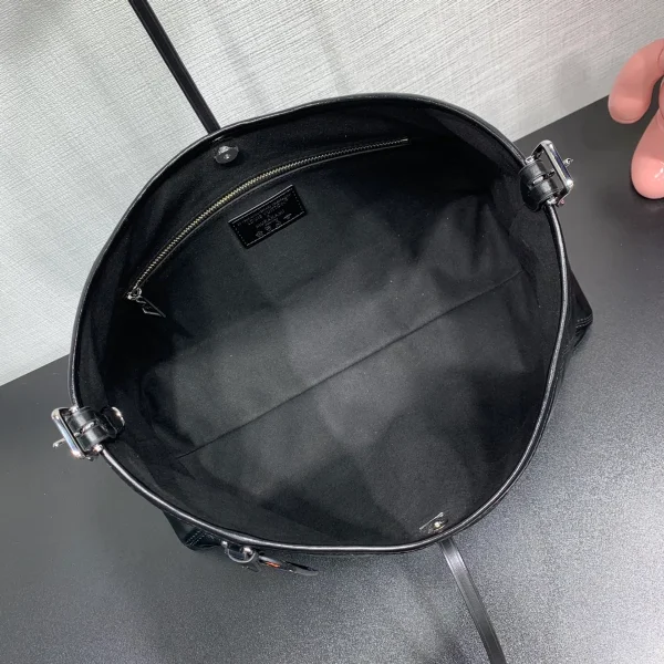 LV x TM CarryAll Vibe MM 小羊皮包包 - 黑色 Monogram 復刻版：圖片 3