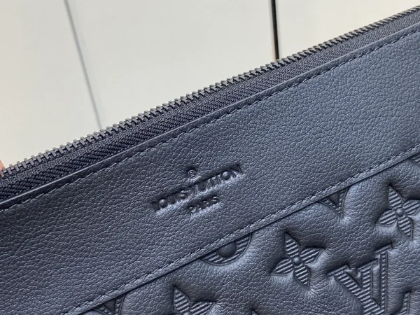 LV Pochette Voyage Souple 手拿包 | Monogram Shadow 小牛皮 旅行收納包：圖片 4