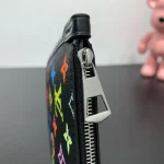 LV x TM CarryAll Vibe MM 小羊皮包包 - 黑色 Monogram 復刻版：圖片 6