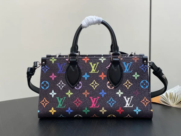 LV x TM OnTheGo East West Chain 彩虹Monogram塗層帆布包包：圖片 4