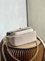 Louis Vuitton Lockme Tender 斜背包 | 粒面小牛皮 | 可拆式雙肩帶設計：圖片 10