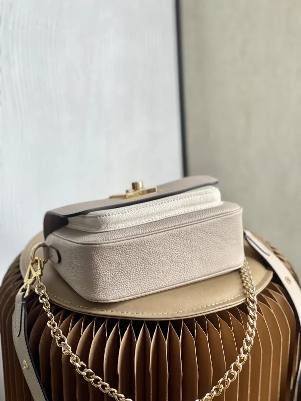 Louis Vuitton Lockme Tender 斜背包 | 粒面小牛皮 | 可拆式雙肩帶設計：圖片 10