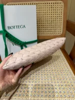 BottegaVeneta迷你Intrecciato編織蓮花粉斜挎包：圖片 7