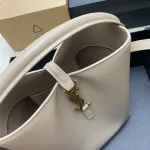 義大利小牛皮水桶包 - 金屬Cassandre鉤扣設計：圖片 8