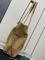 JAMIE 麂皮購物袋 - CASSANDRE字樣絎縫設計：圖片 4