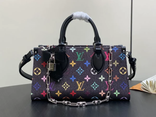 LV x TM OnTheGo East West Chain 彩虹Monogram塗層帆布包包：圖片 2