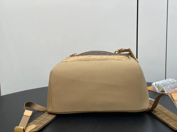 LV Outdoor Backpack 壓花麂皮細節粒面皮革雙肩包：圖片 5