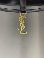 義大利小牛皮水桶包 | 金屬CASSANDRE鉤扣設計：圖片 9