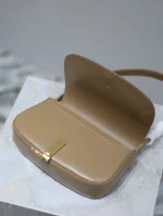 半月形小牛皮肩背袋 | 拋光飾面 CASSANDRE旋扣設計：圖片 9
