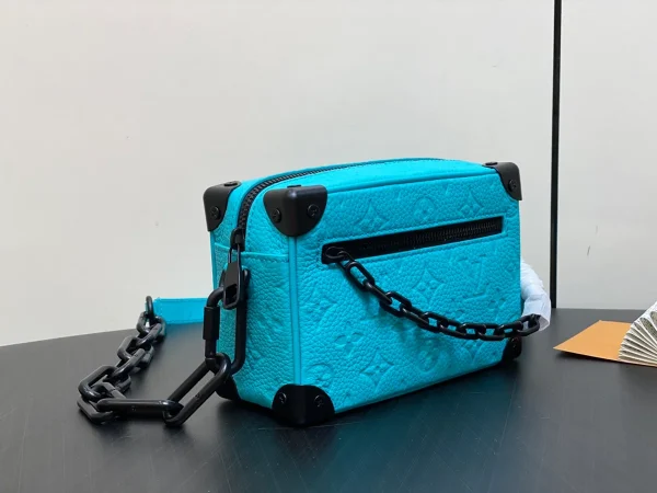 路易威登Mini Soft Trunk Turquoise色Monogram壓花牛皮斜挎包：圖片 3