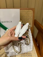Intrecciato編織粉筆白羊皮革斜挎肩背包：圖片 5