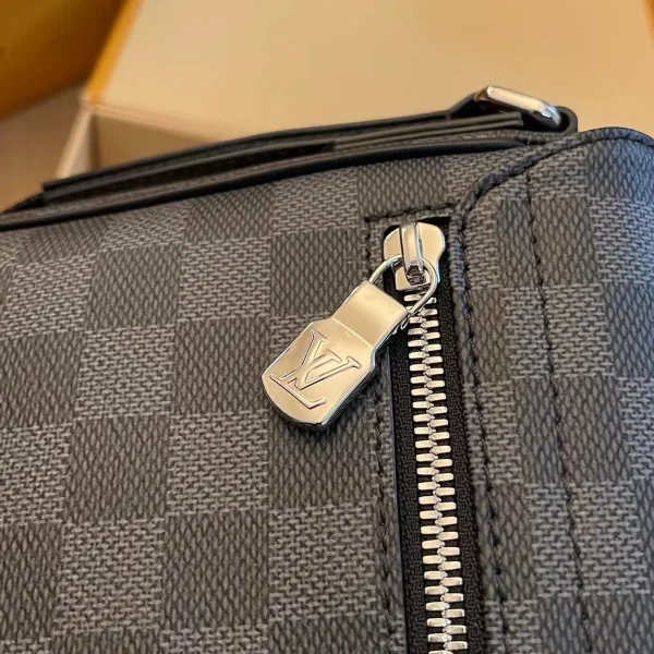 Louis Vuitton District PM 郵差包 - Damier Graphite 經典重塑：圖片 5
