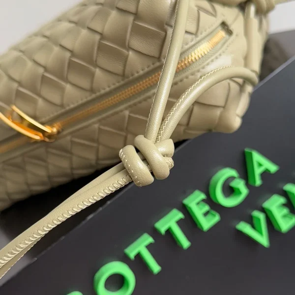 BottegaVeneta洞石色Intrecciato編織小號斜挎包：圖片 3