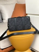 路易威登Soft Trunk Monogram壓花皮革斜挎錢包：圖片 2