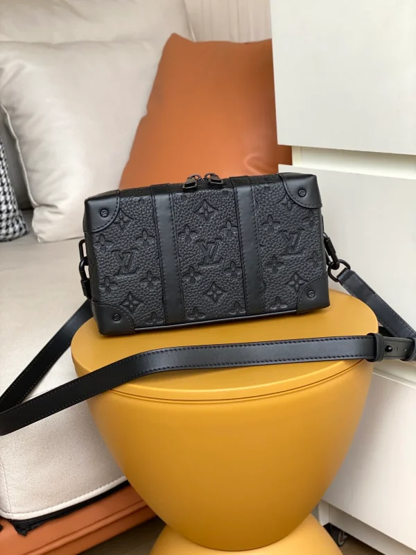 路易威登Soft Trunk Monogram壓花皮革斜挎錢包：圖片 2