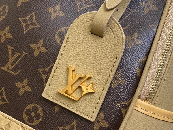 LV Outdoor Backpack 壓花麂皮細節粒面皮革雙肩包：圖片 7