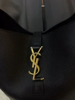LE 5 À 7 HOBO水桶包 | 亮面小羊皮搭配CASSANDRE裝飾：圖片 6