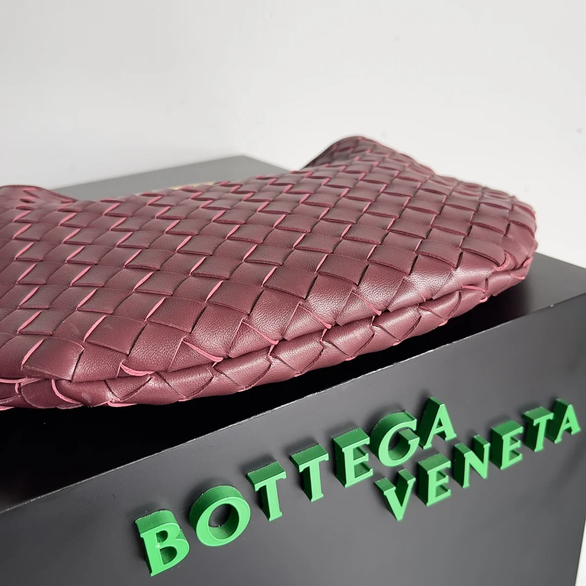 BottegaVenetaIntrecciato編織酒紅小號手袋 7 BottegaVenetaIntrecciato編織酒紅小號手袋