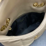LOULOU經典迷你PUFFER手袋 | 納帕羊皮V紋絎縫設計：圖片 9