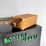 BottegaVeneta駝色Intrecciato編織牛皮革迷你斜挎包：圖片 3