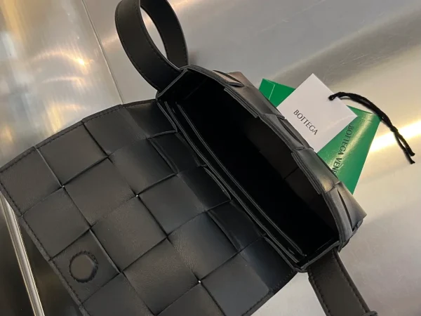 Intreccio編織工藝小號黑色羊皮革斜挎包：圖片 8