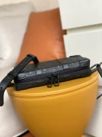 路易威登Soft Trunk Monogram壓花皮革斜挎錢包：圖片 5