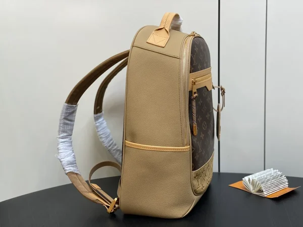 LV Outdoor Backpack 壓花麂皮細節粒面皮革雙肩包：圖片 3