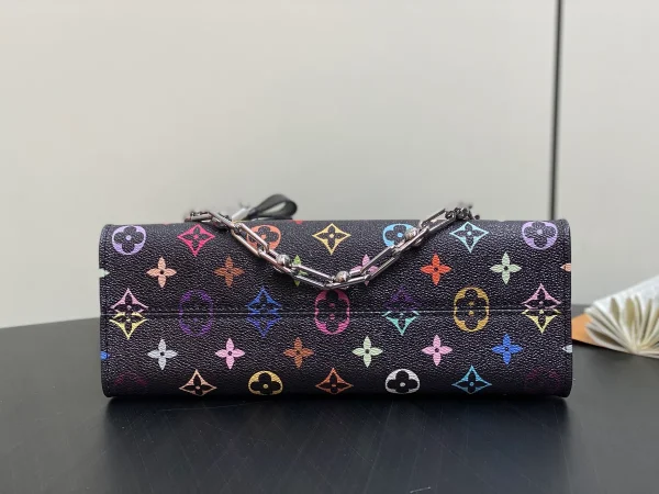 LV x TM OnTheGo East West Chain 彩虹Monogram塗層帆布包包：圖片 5